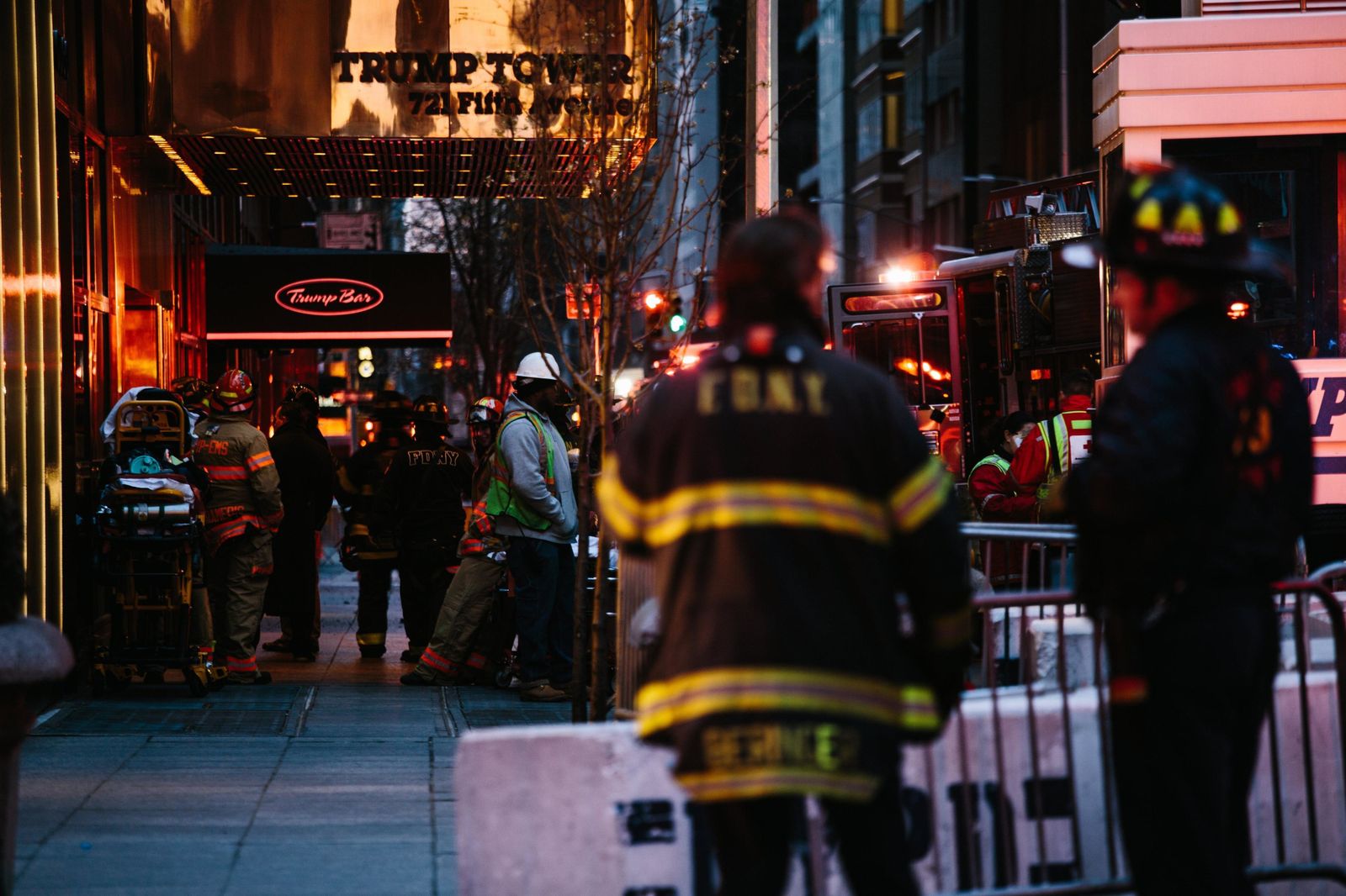 Los bomberos, en el acceso de la Torre Trump.