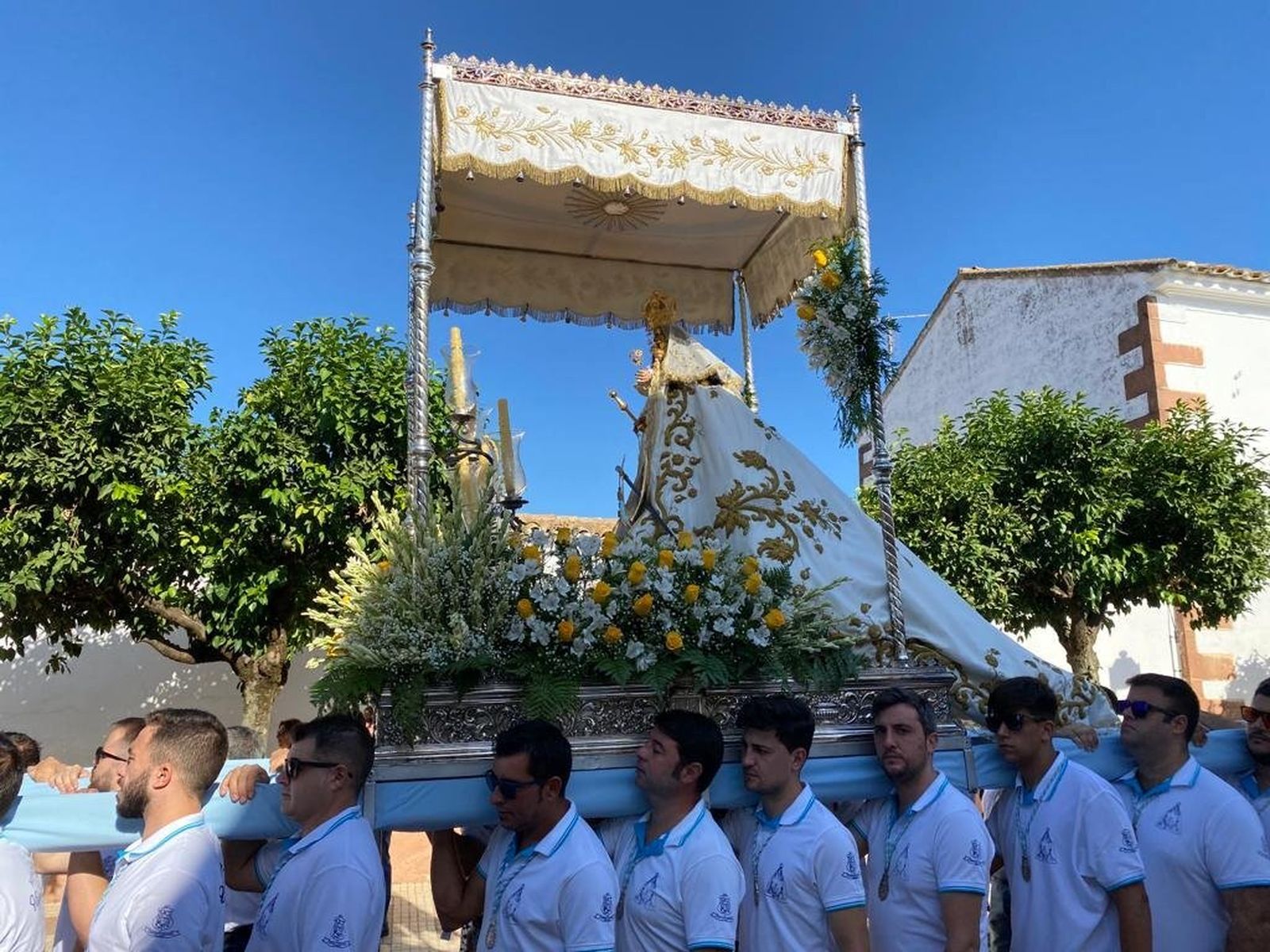 Las fotografías de la procesión de la Virgen del Sol por las calles de Adamuz