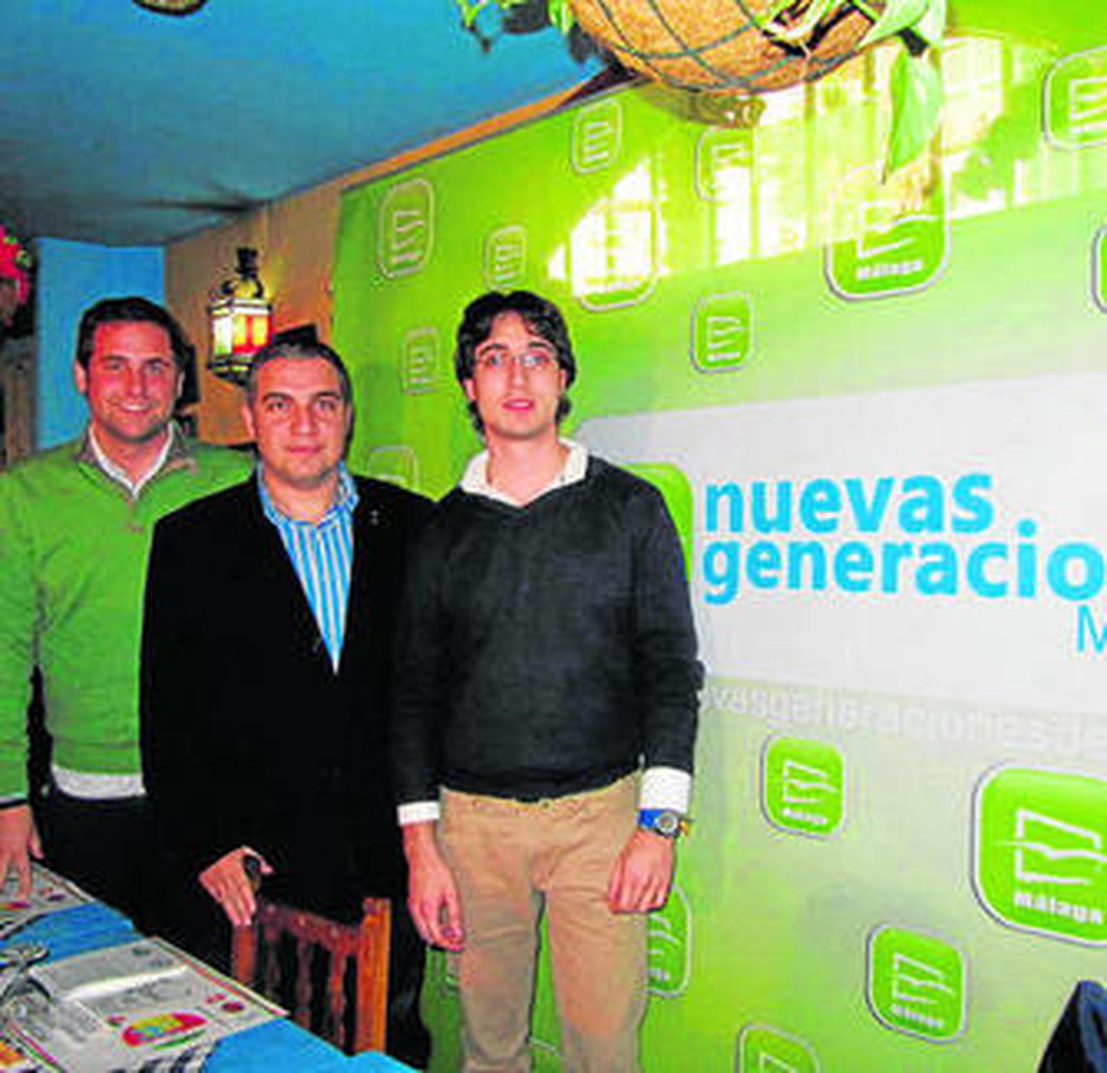 Luis Verde, Elías Bendodo y Luis Paniagua, en la comida de NNGG ayer.