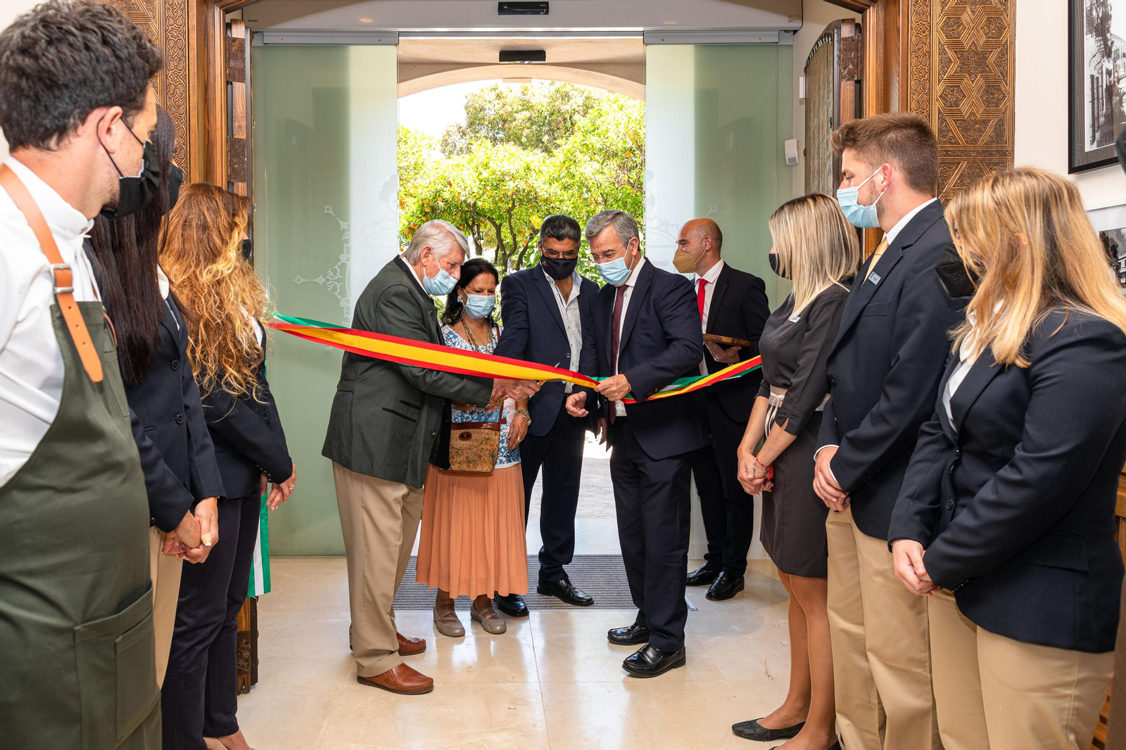 El alcalde de Estepona, José María García Urbano, cortando la cinta en la apertura del hotel El Pilar.