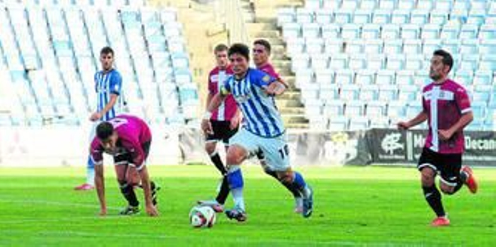 El centrocampista albiazul Jesús Vázquez corre con el balón en el encuentro disputado en el Nuevo Colombino frente al Cartagena en la ida, que finalizó con un resultado de 1-1. El centrocampista albiazul Jesús Vázquez corre con el balón en el encuentro disputado en el Nuevo Colombino frente al Cartagena en la ida, que finalizó con un resultado de 1-1.