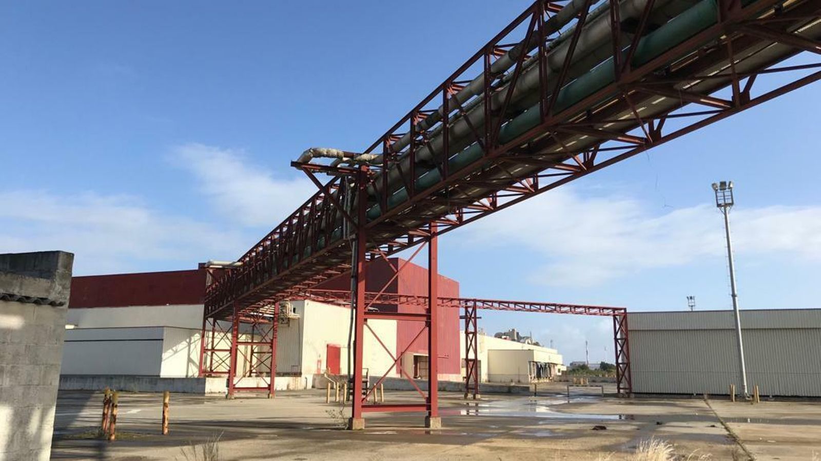 Interior de las antiguas instalaciones de Delphi.