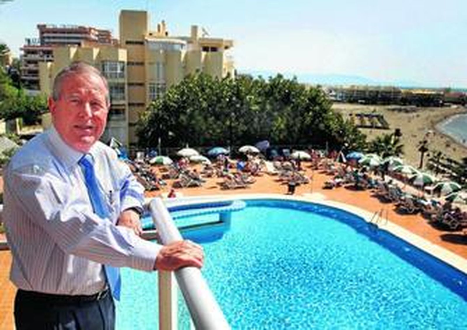 Miguel Bordera posa junto a la piscina del hotel Riviera en Benalmádena Costa momentos después de esta entrevista.