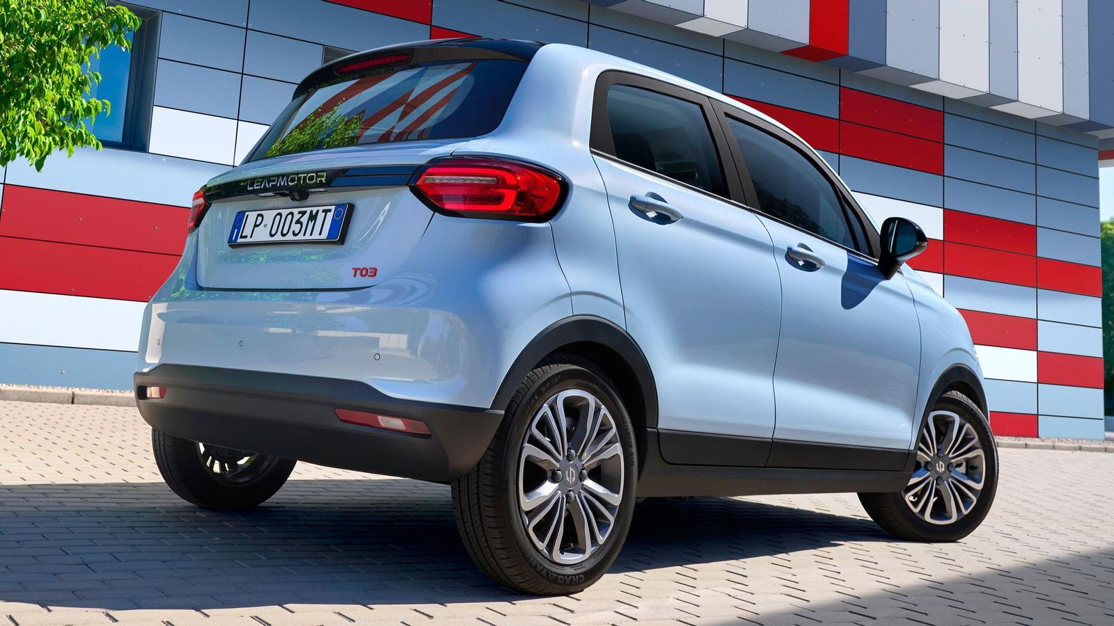 El T03 tiene la particularidad infrecuente de que es uno de los pocos coches del mercado que es más ancho que alto con, respectivamente, 1,58 y 1,65 m.