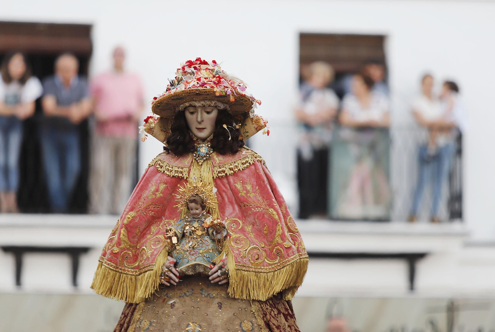 La Virgen del Rocío recorre las calles de Almonte hacia el Chaparral para el inicio del Camino de los Llanos