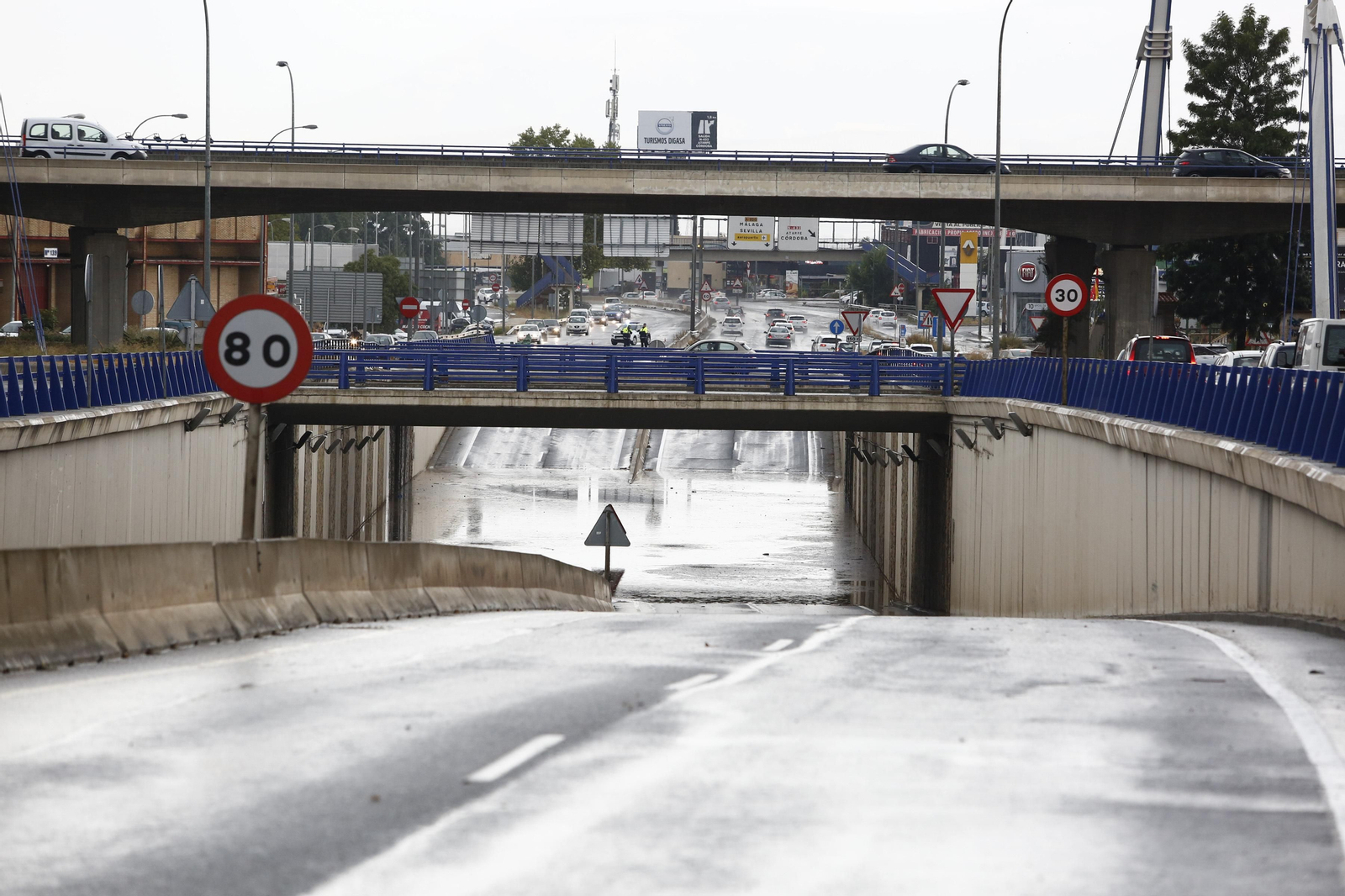 Imágenes del túnel anegado en la avenida de Andalucía