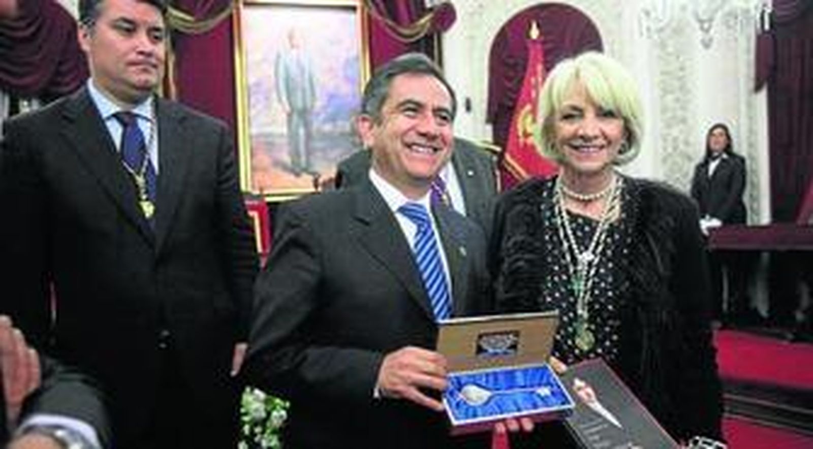 Augusto Barrera, junto a Teófila Martínez, muestra la llave de la ciudad de Cádiz una vez concluido el acto oficial.