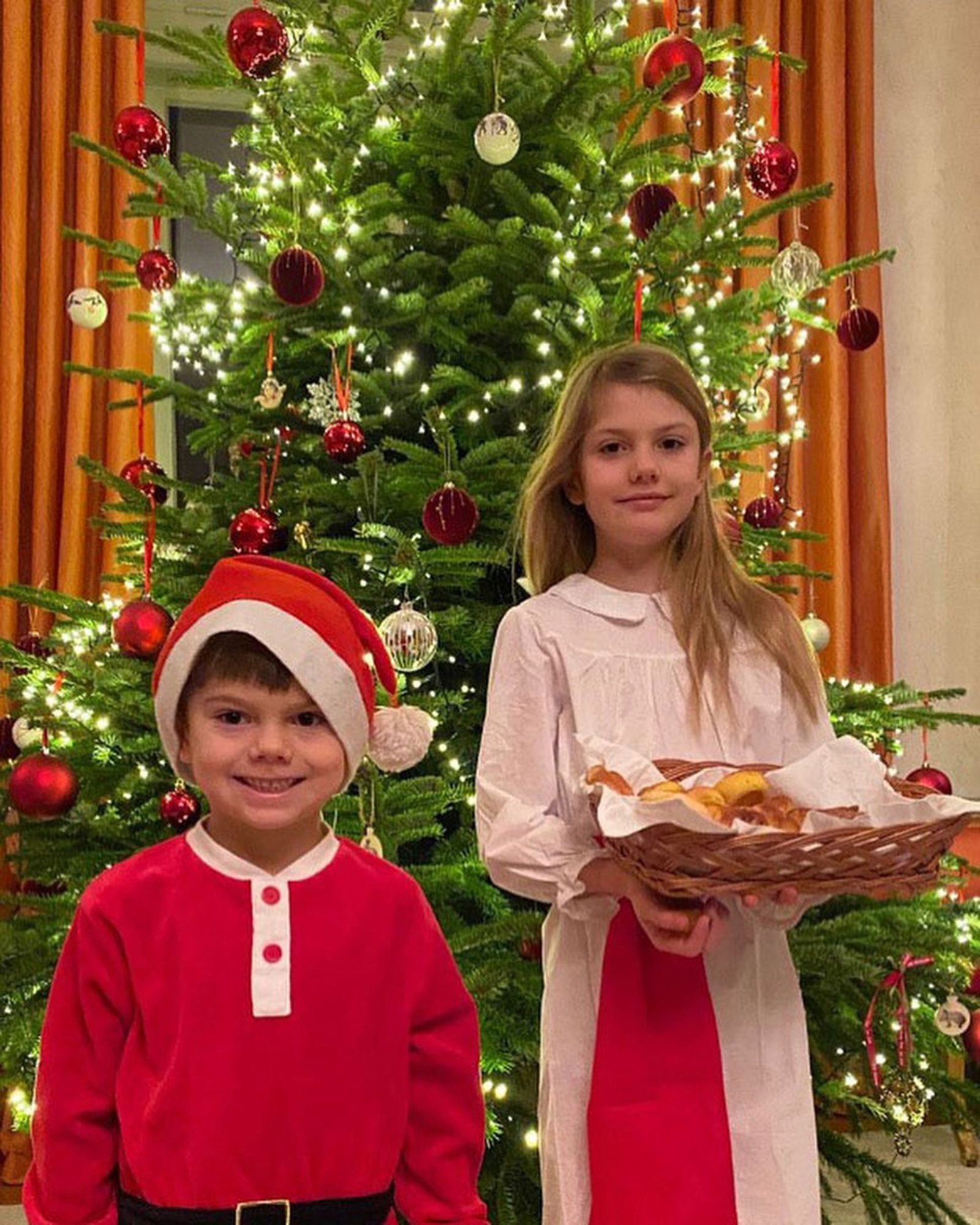 Estela y Oscar de Suecia protagonizan el christmas de su madre, la princesa Victoria.