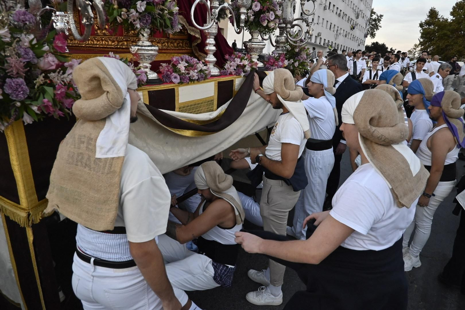 Primera procesión de la Virgen del Rosario por las calles de Huelva, en imágenes