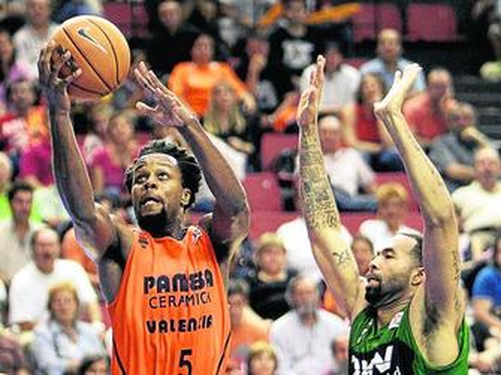 Douglas se estira en una entrada para evitar el tapón de Gaines en un Pamesa-Joventut.