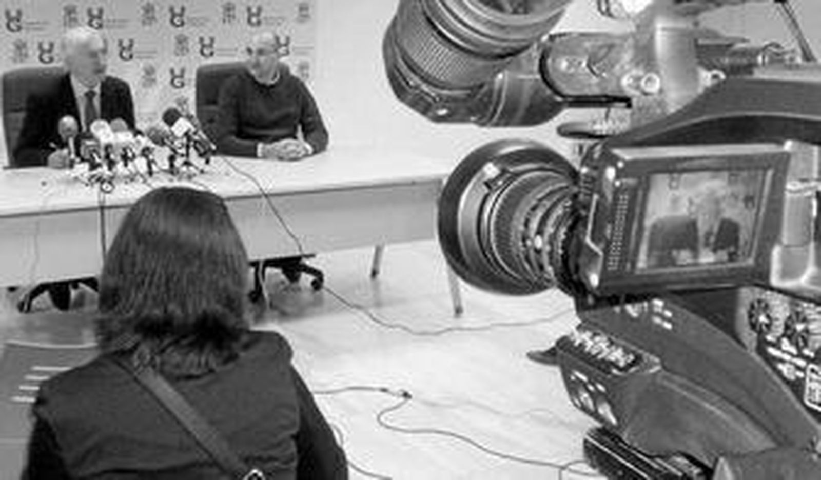 Juan Megino y Javier Garrido, técnico de la Gerencia de Urbanismo, durante la rueda de prensa ofrecida ayer.