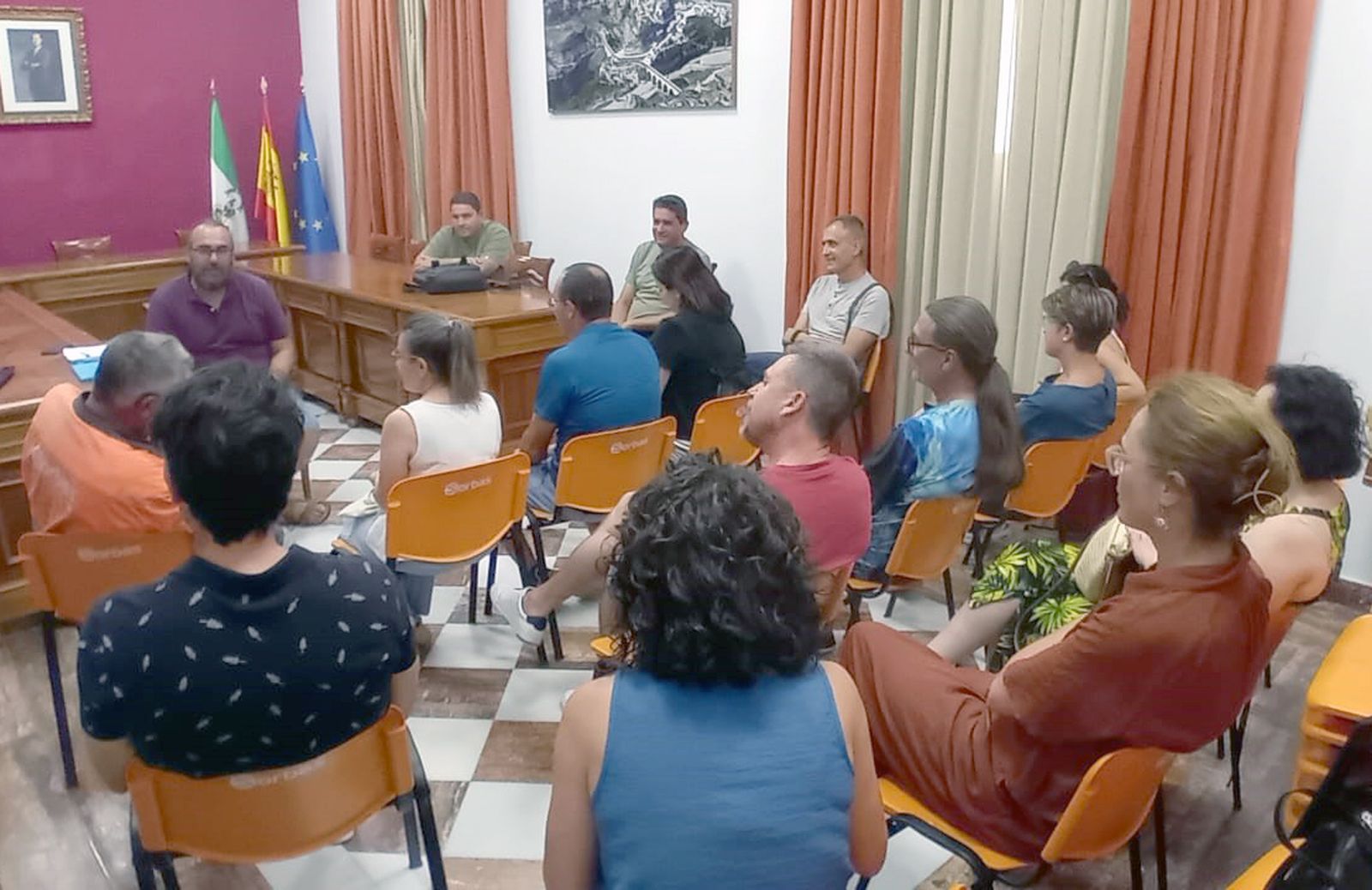 Francisco Sánchez junto a trabajadores y trabajadoras municipales.