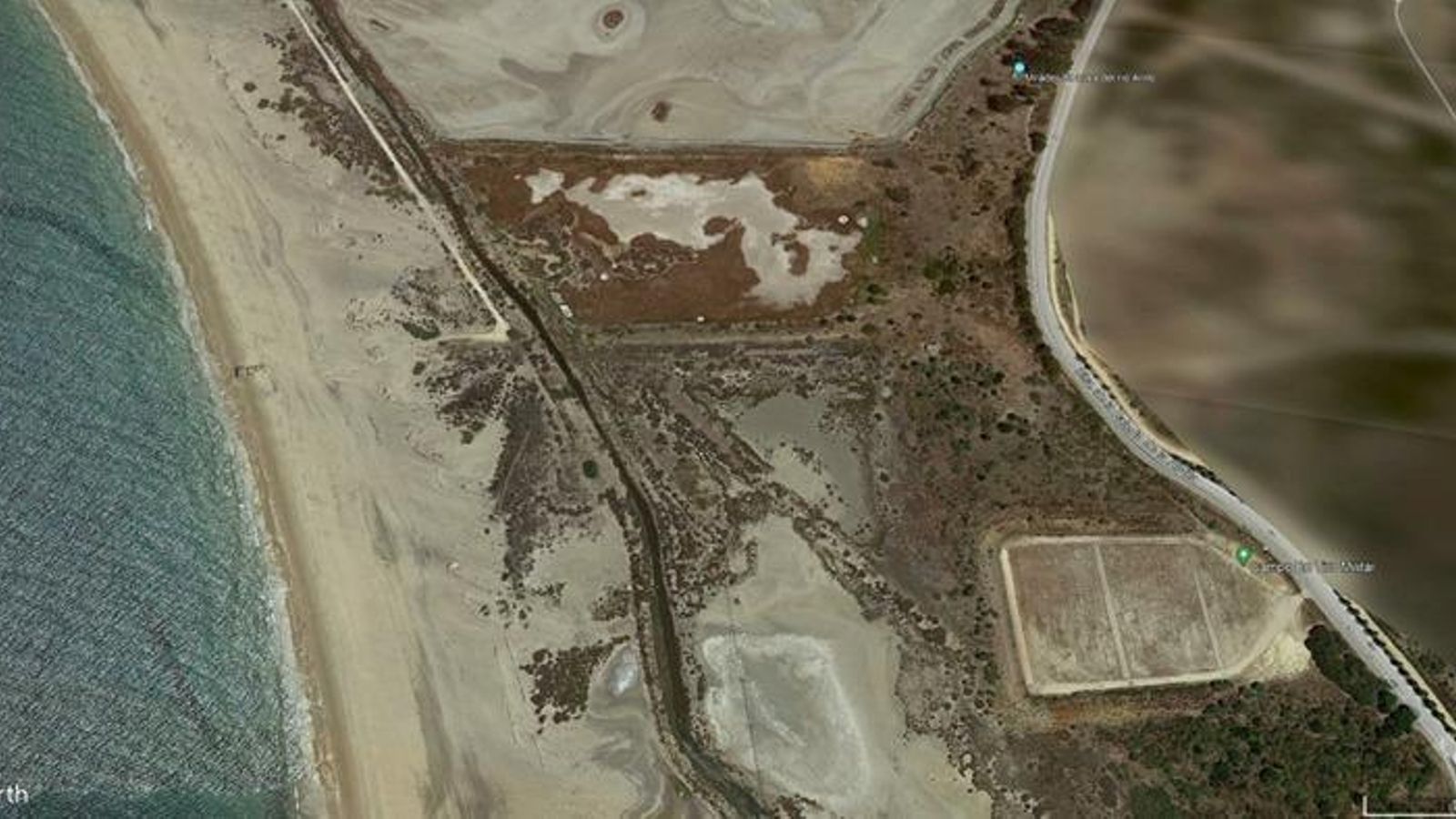 Vista reciente de Google Earth donde se aprecia la gran transformación de la zona, el trazado del puente y su conexión costera con la calzada