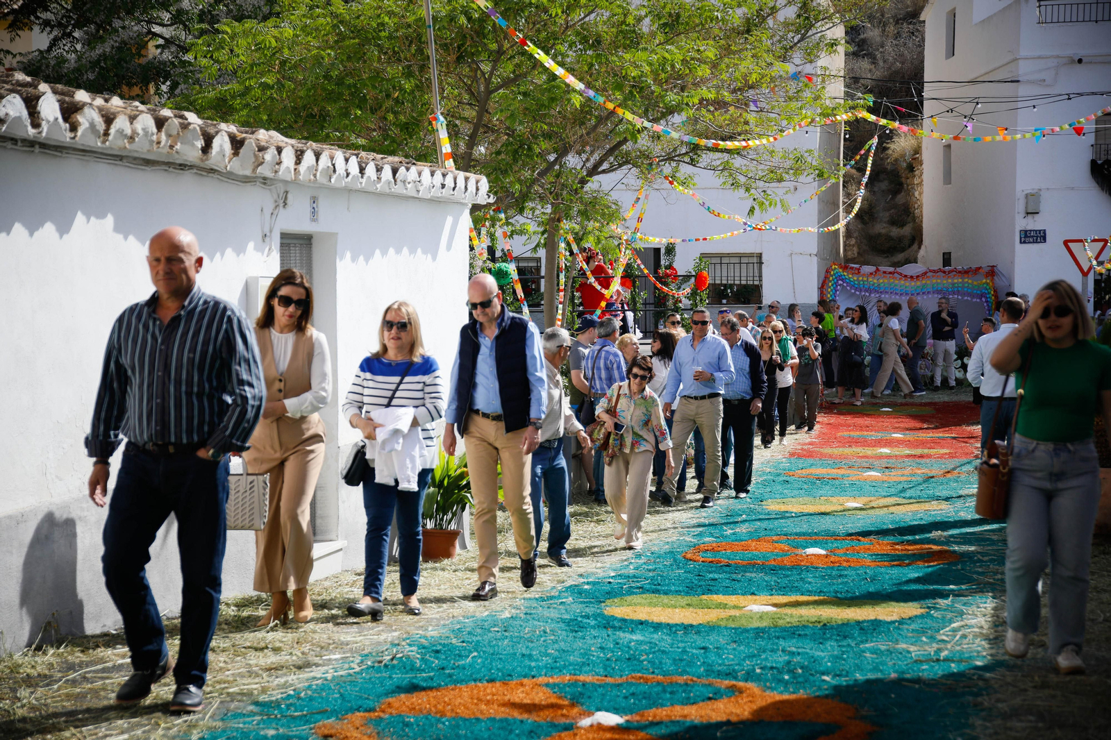 Así es la gran alfombra de serrín para que levite la Virgen de Fátima de Tíjola