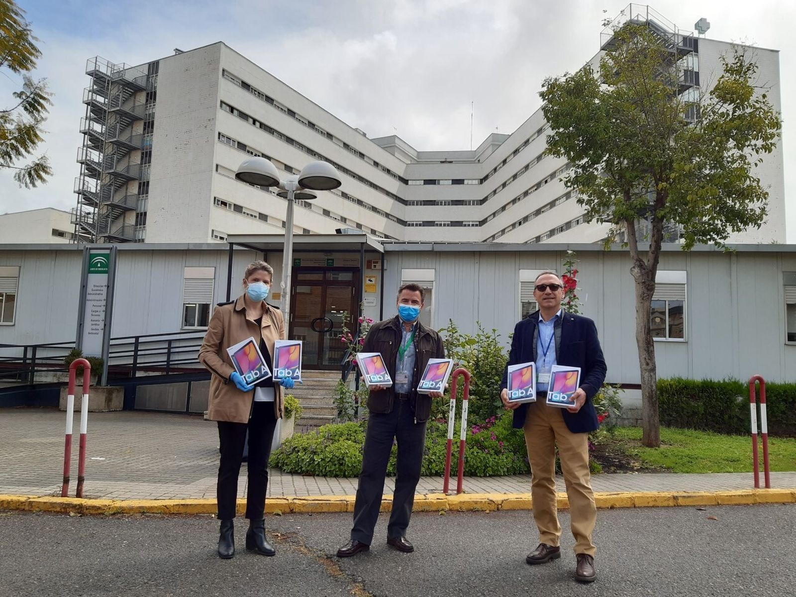Donación de 'tablets' en el Hospital Virgen Macarena.
