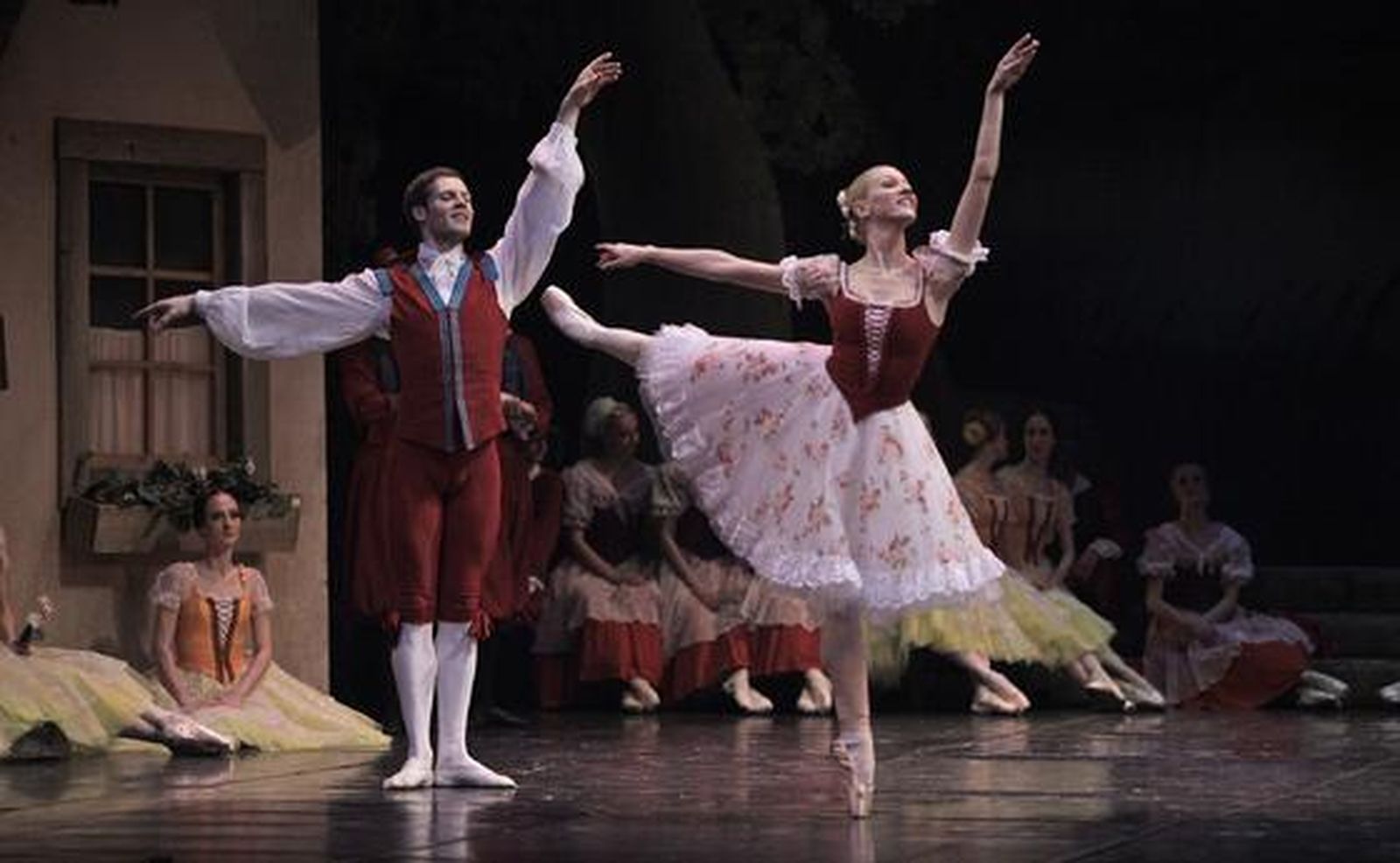 Imágenes de 'Giselle' en el Teatro de la Maestranza. / Antonio Pizarro