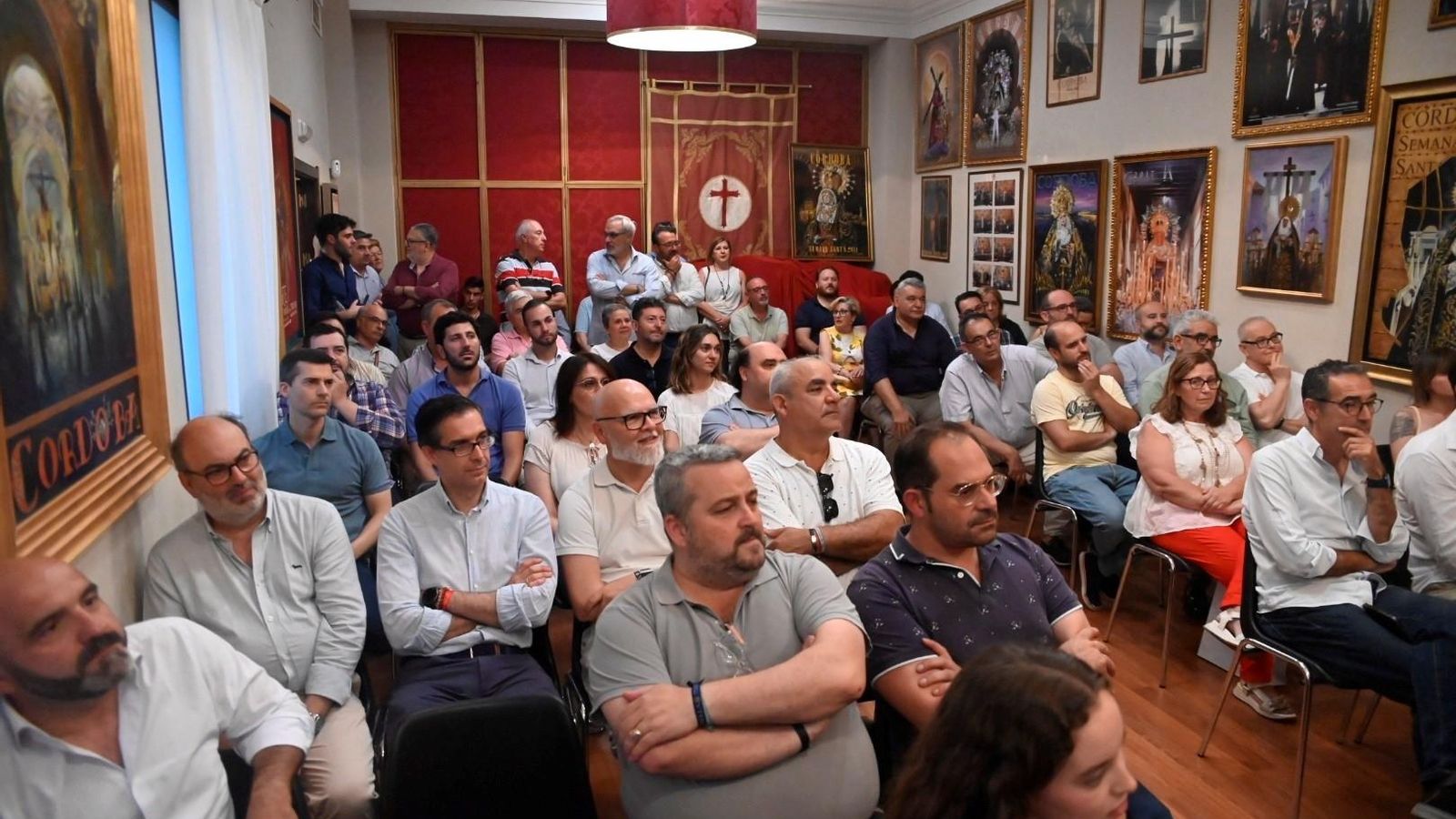 Los hermanos mayores, en la sede de la Agrupación.