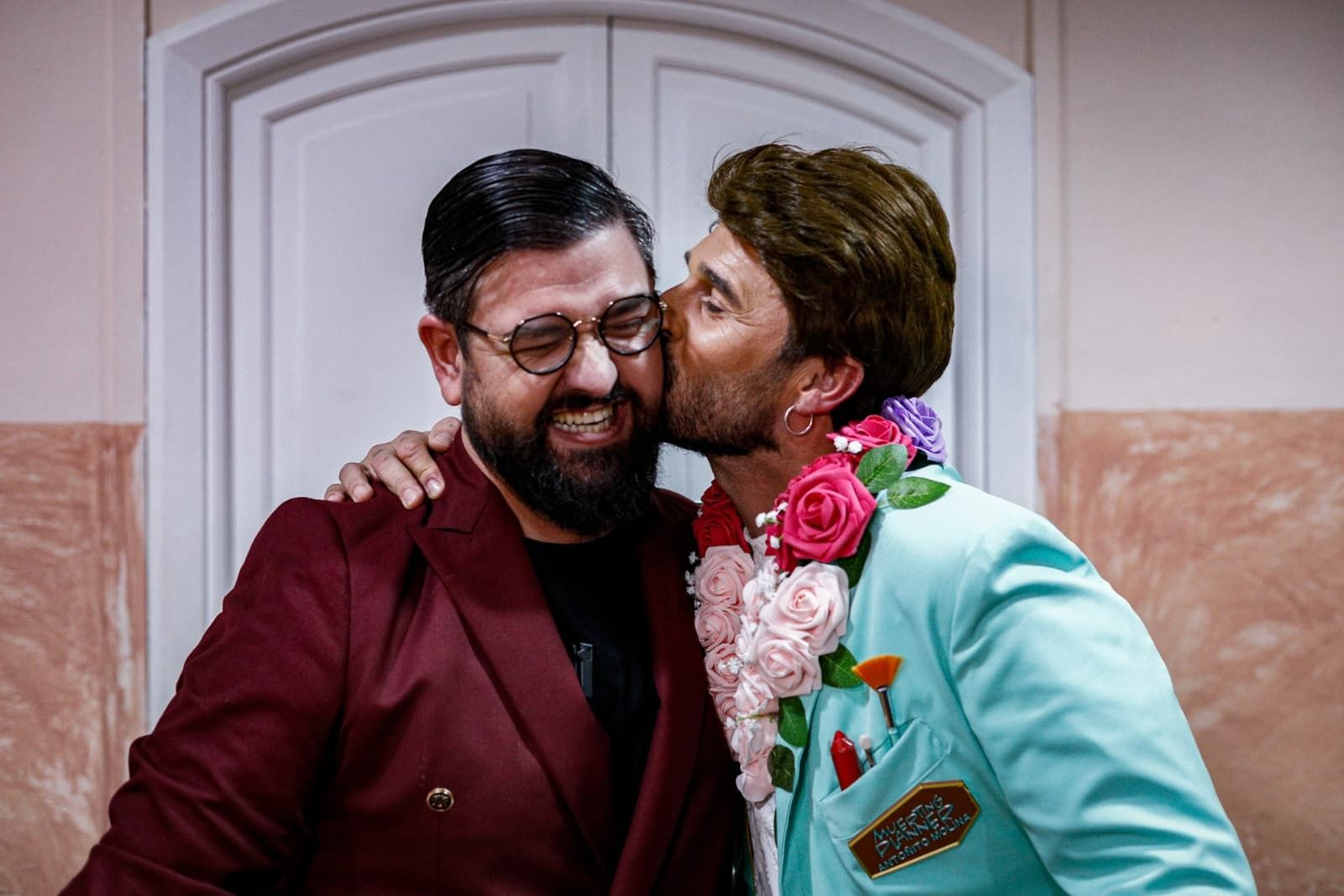 Manu Sanchez y Antoñito Molina, pregoneros del Carnaval de Cádiz 2026 y 2025, se saludan en los camerinos del Falla antes de la actuación de la chirigota del roteño.