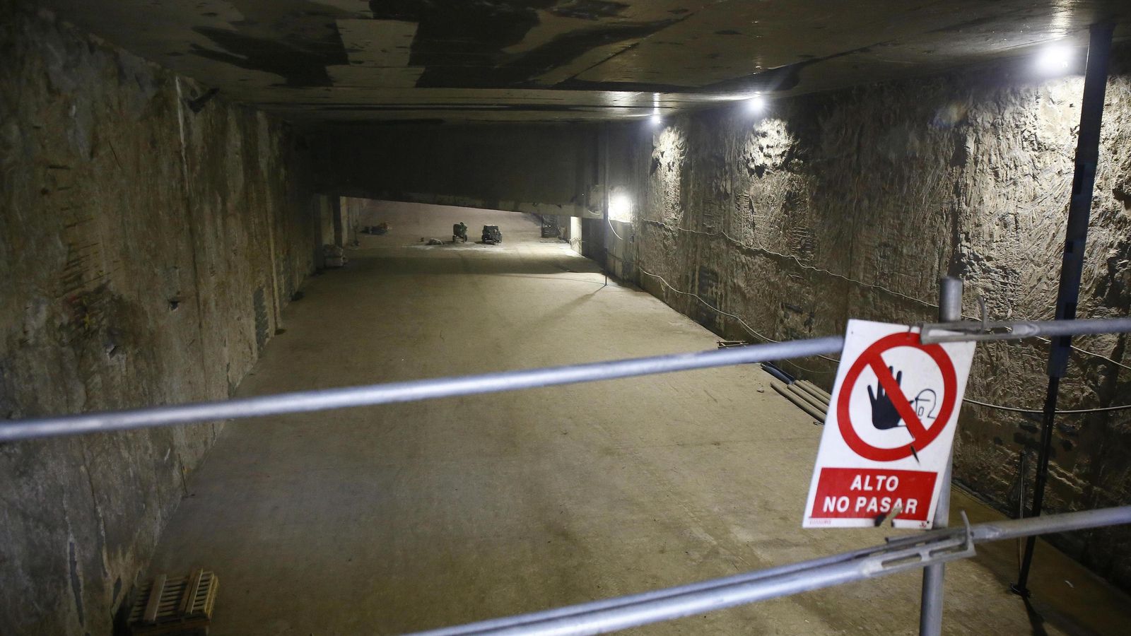 Vista del segundo nivel del túnel del Metro bajo la Avenida de Andalucía. Vista del segundo nivel del túnel del Metro bajo la Avenida de Andalucía.