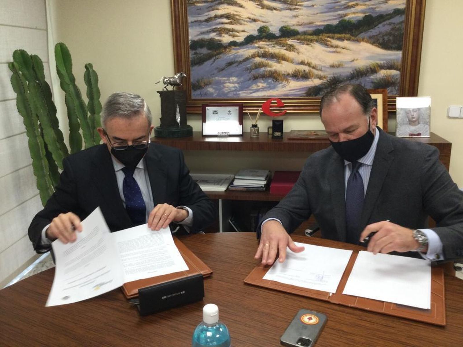 José Luis García-Palacios, presidente de la Fundación Caja Rural del Sur, y José Joaquín León, hermano mayor de la Soledad de San Lorenzo, en la firma del convenio.