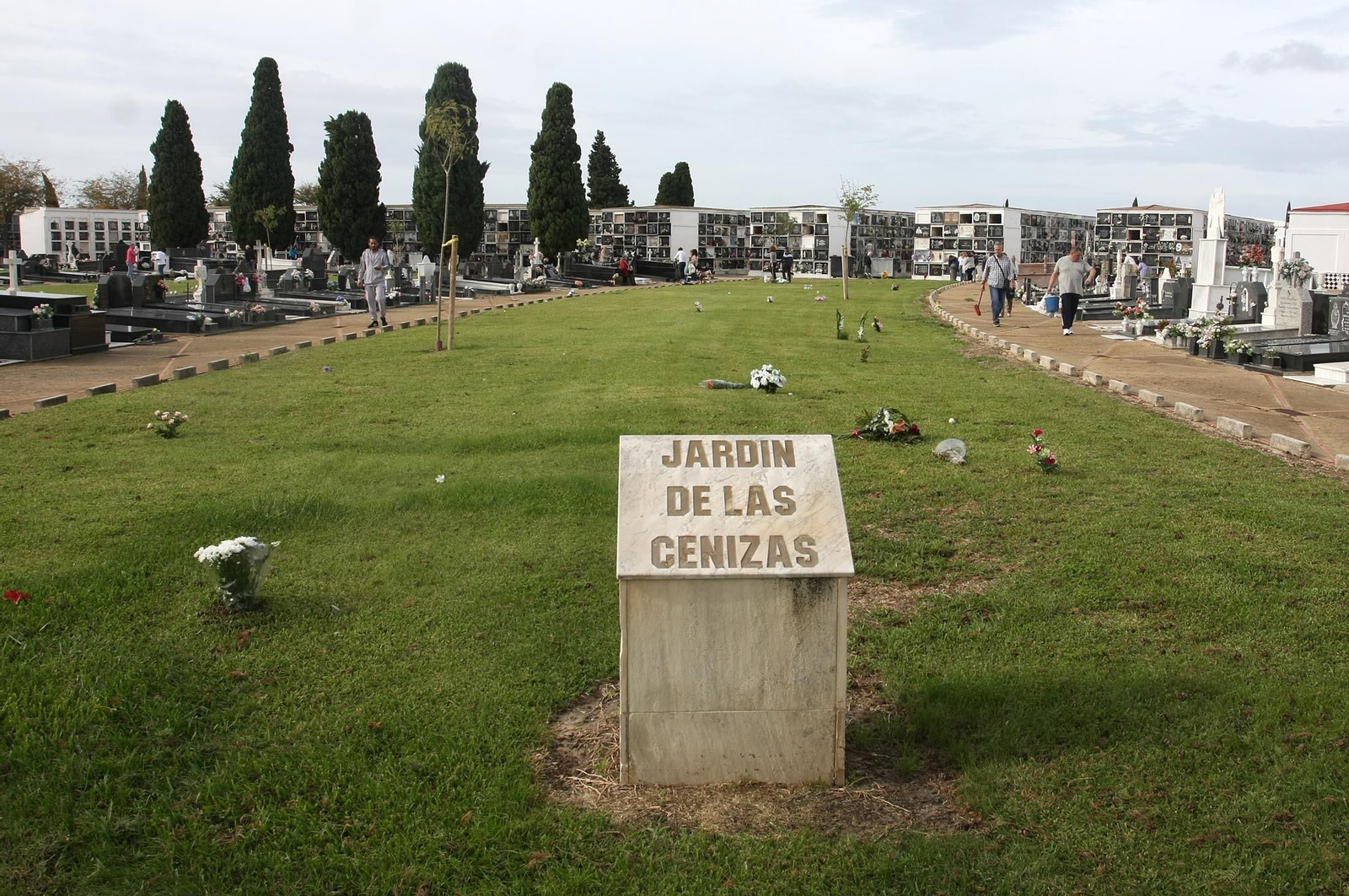 Imágenes del ambiente en el cementerio La Soledad, Huelva