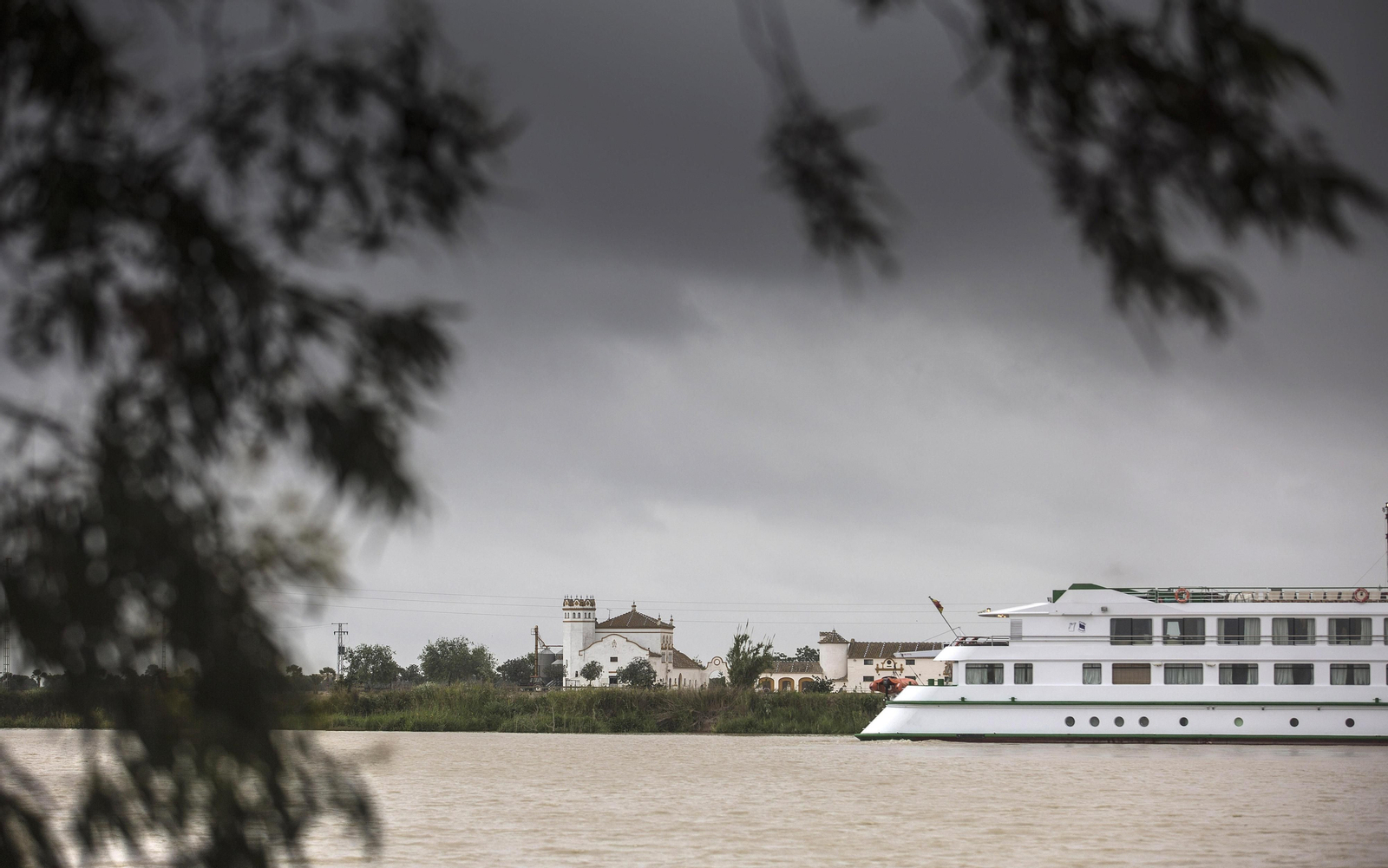 El crucero La Belle de Cadix en el embarcadero de Isla Mínima. En estos momentos la compañía Croisi Europe aún no ha reiniciado su actividad a causa de la pandemia.