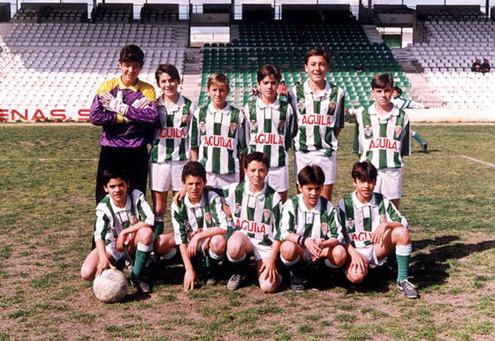 Un equipo alevín blanquiverde, con Pepe Díaz en la fila inferior.