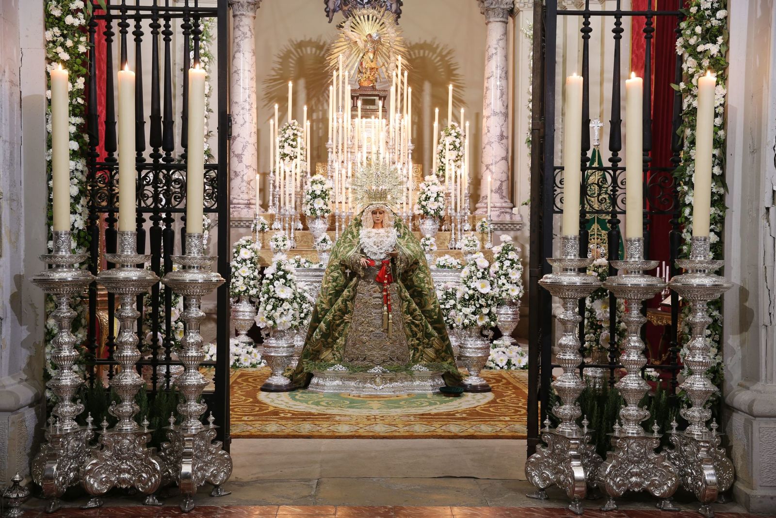 La Virgen de la Esperanza preside su capilla de Santo Domingo en el 375 aniversario