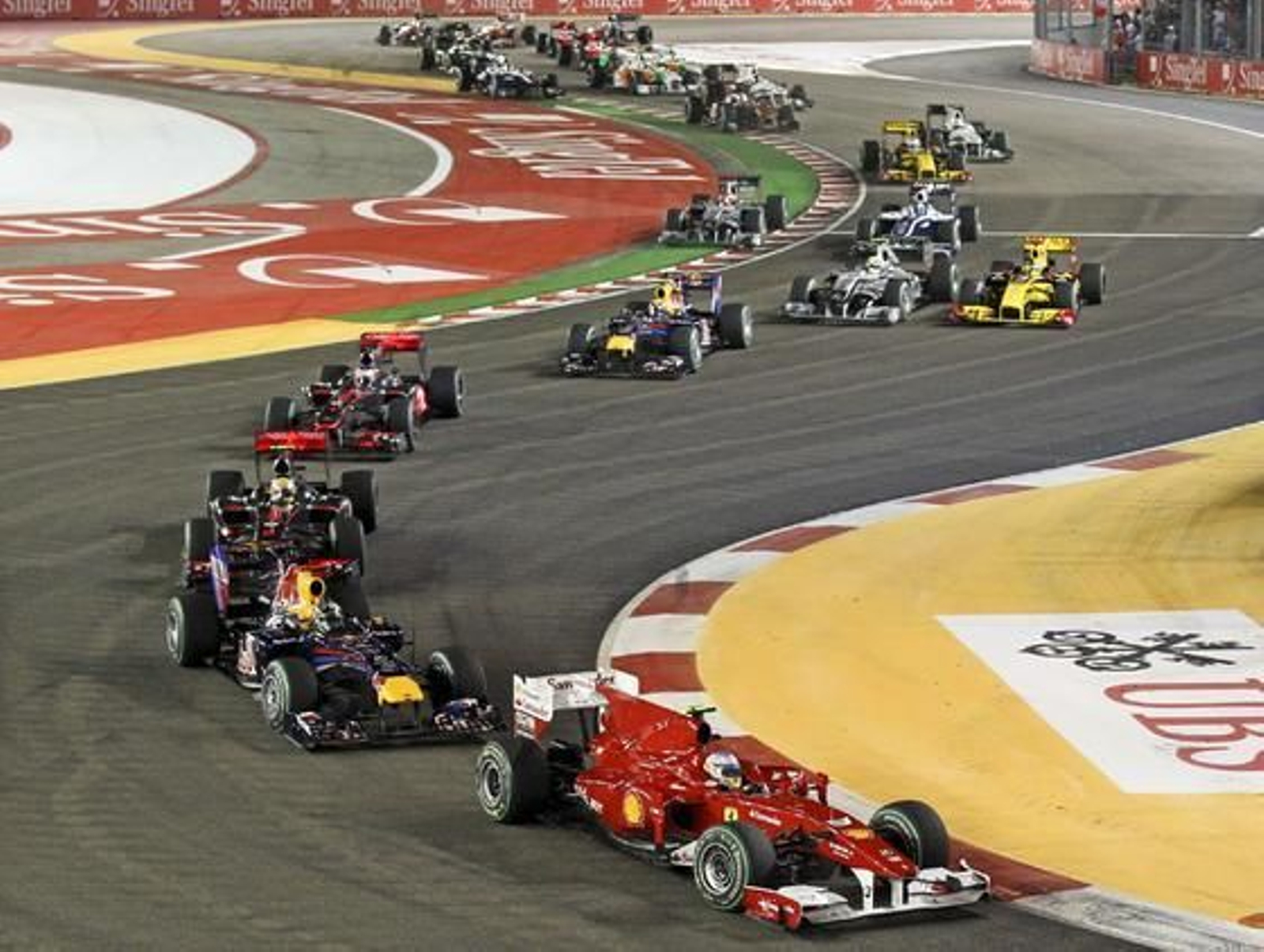 Fernando Alonso se acerca al liderato del Mundial tras ganar el Gran Premio de Singapur. / EFE