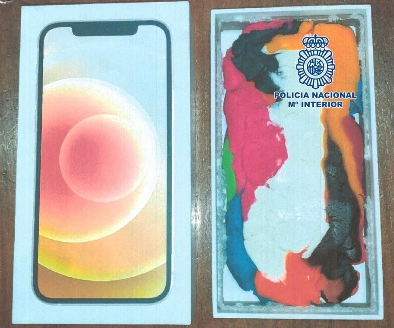 Una de las cajas de móviles, rellenas con plastilina.