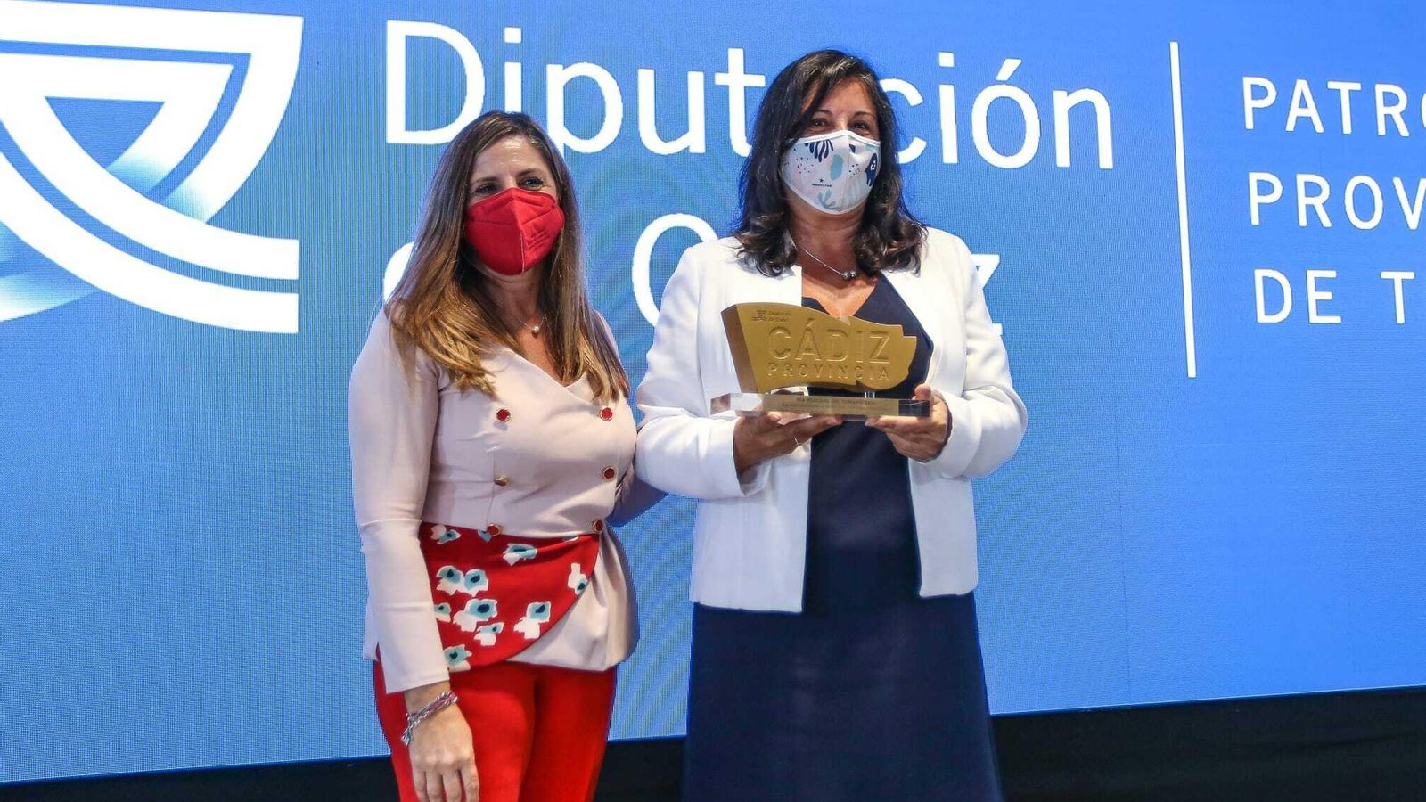 Olivia Bonis recoge el premio en representación del Hotel Iberostar Royal Andalus.