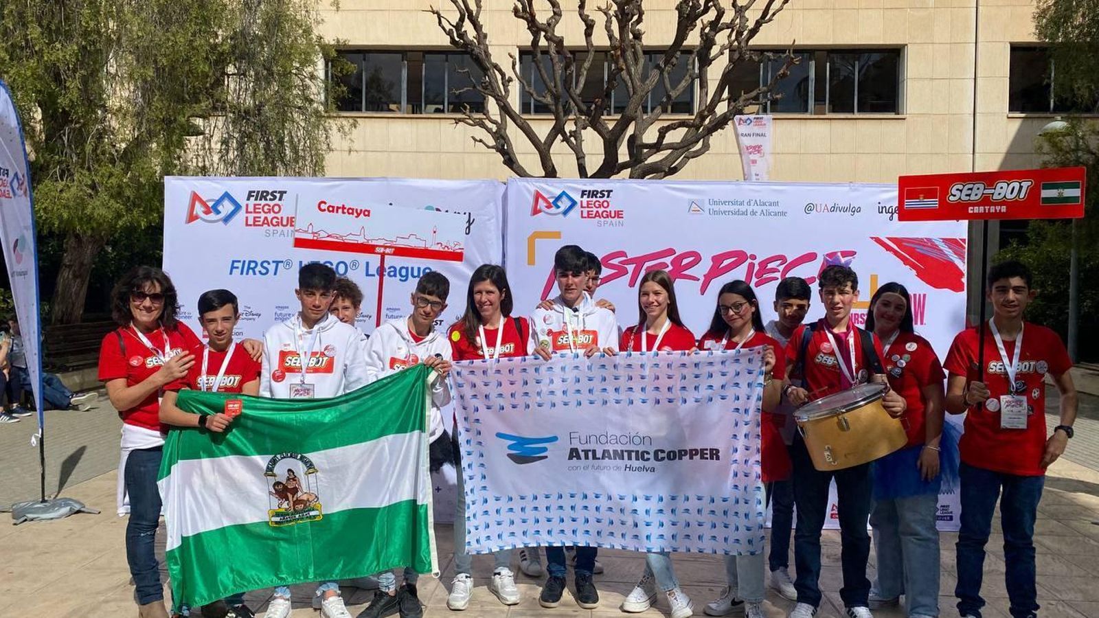 Alumnos dl IES Mapi Valle en el First Lego League 2024 en Alicante.