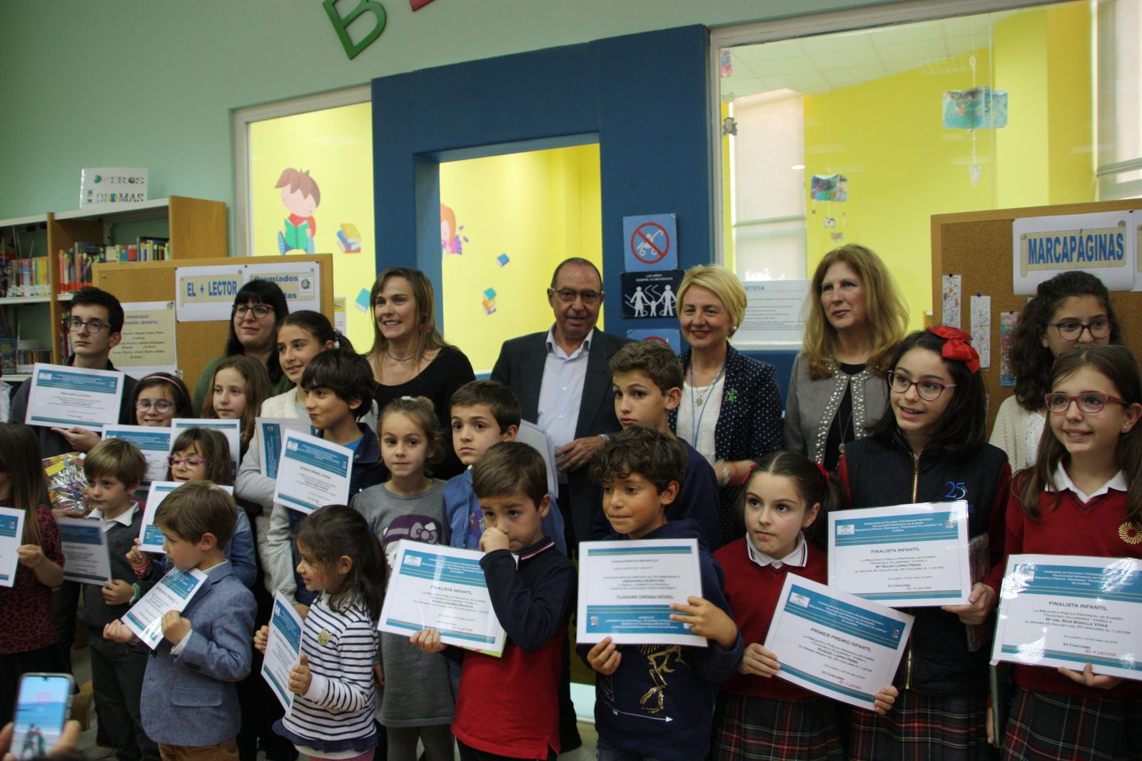 Eloisa Cabrera con María Dolores Ortega y José Castillo con los jóvenes premiados.