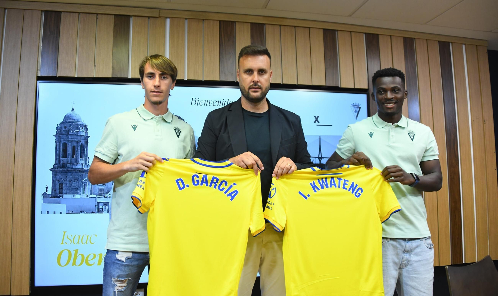 David García (i), Cala y Obeng en la presentación de los dos jugadores.