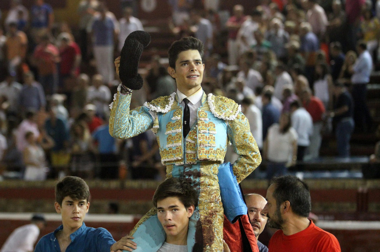 Juan Silva "Juanito" sale a hombros en la Plaza de toros La Merced, en imágenes