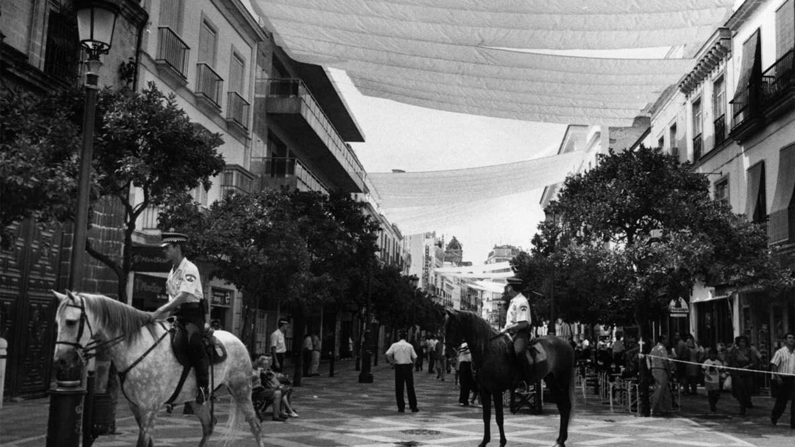 Policías locales vigilan la calle Larga tras el desprendimiento de toldos, en 1996. Policías locales vigilan la calle Larga tras el desprendimiento de toldos, en 1996.