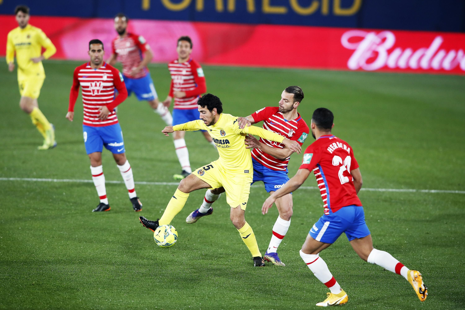 Soldado presiona a Parejo.