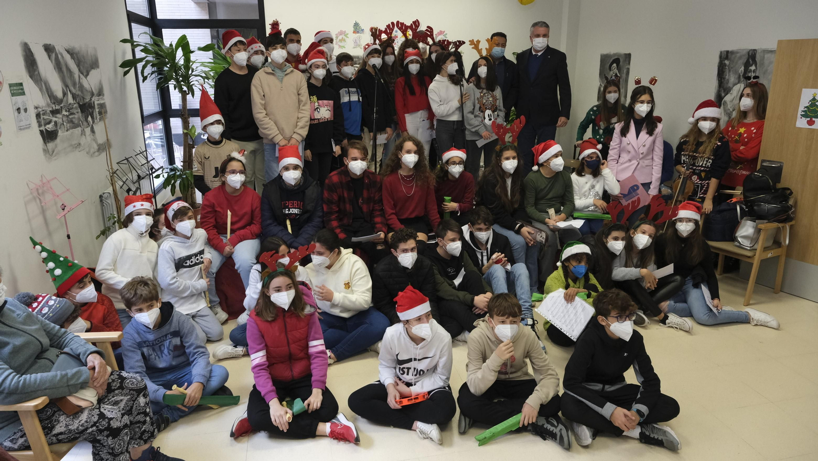 Escolares llenan de villancicos y felicitaciones navideñas las residencias de mayores