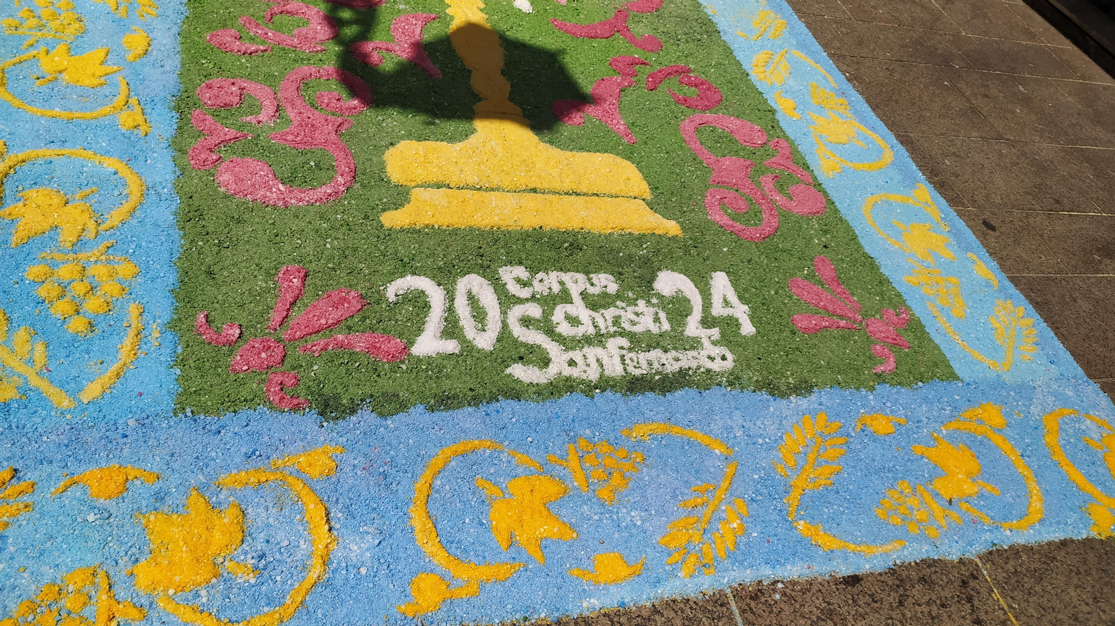 Altares y alfombras para el Corpus Christi en San Fernando