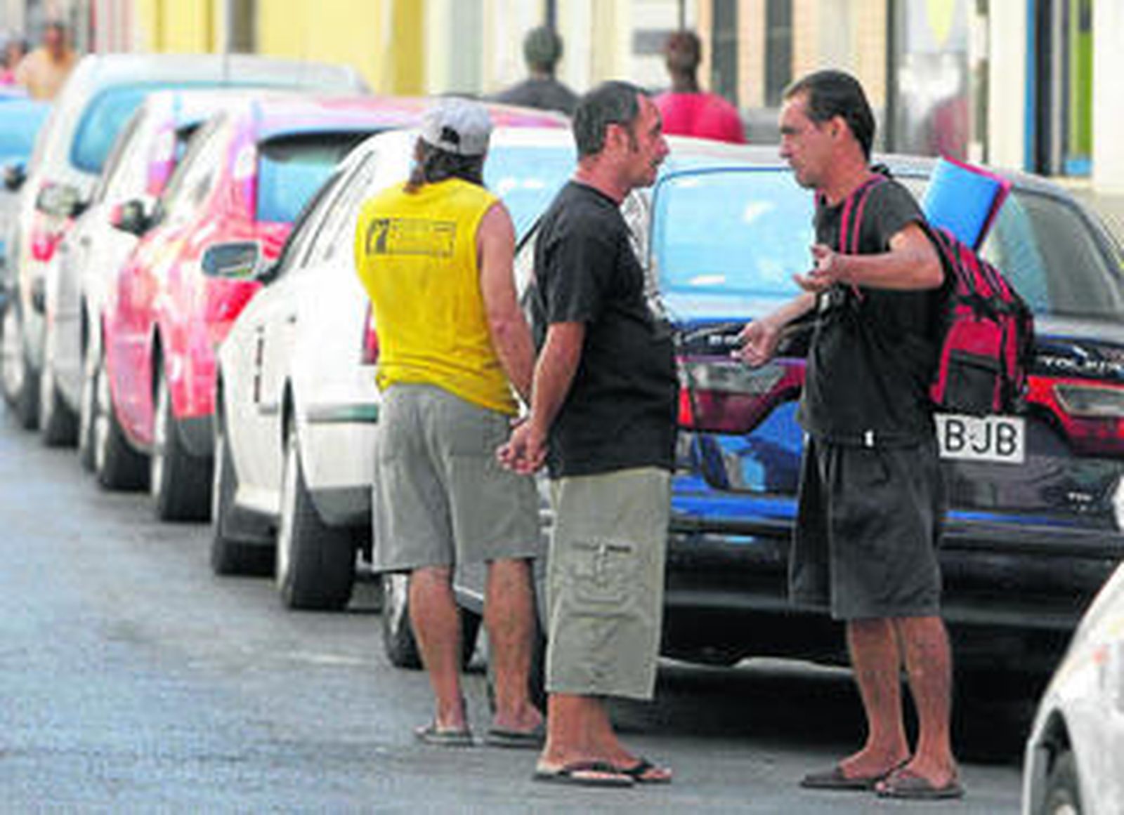 Un grupo de personas permanecen apostadas en la esquina de la calle Bécquer con Fray Luis Sotelo.