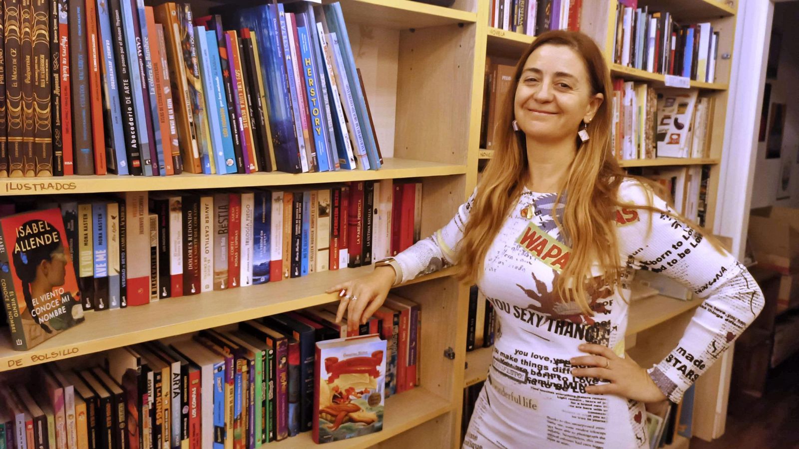 Loly Corral, la dueña de La Lectora, con algunos de los libros que ya tienen a la venta.