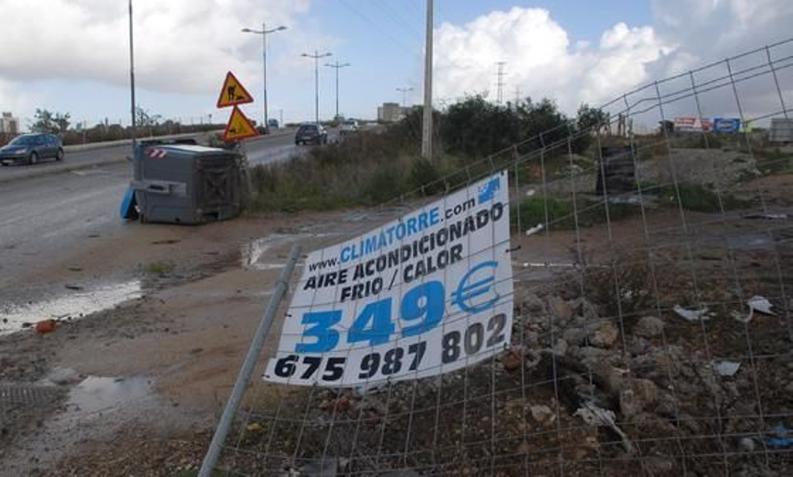 El fuerte viento causó destrozos en las instalaciones deportivas y en varias naves del Polígono de Fradricas

Foto: Rioja