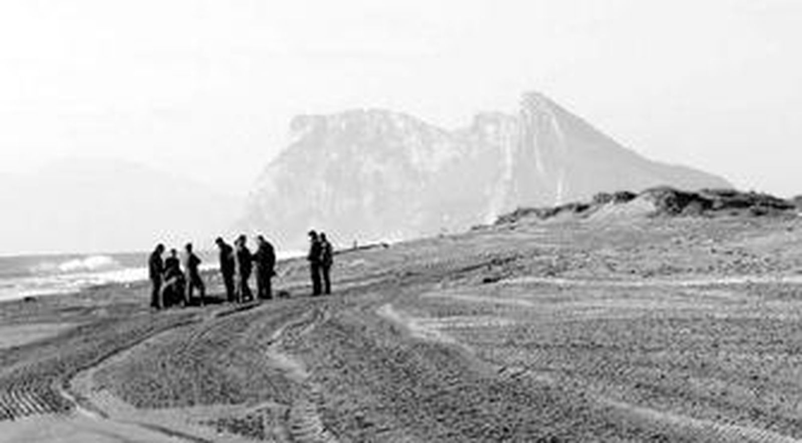 Efectivos de la Guardia Civil, junto al cadáver de uno de los dos narcos fallecidos al volcar su embarcación cerca de Sotogrande.