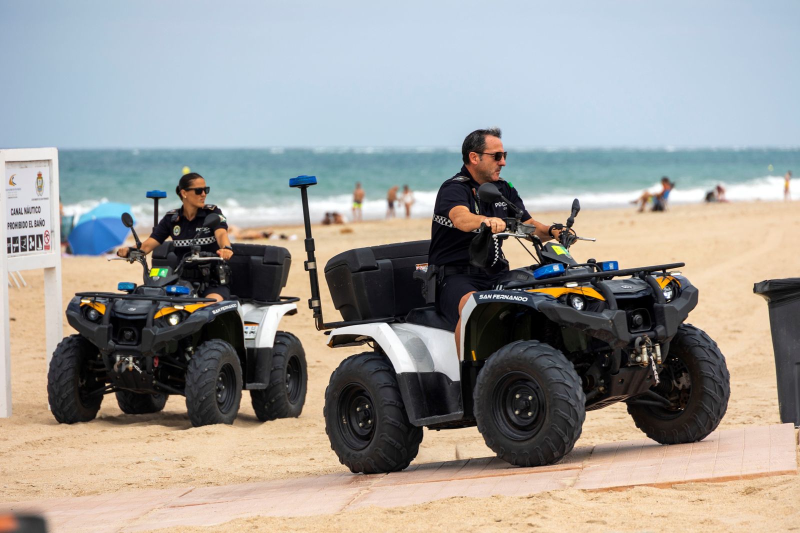 En imágenes: así se pone a prueba el servicio de socorrismo y salvamento de la playa de Camposoto