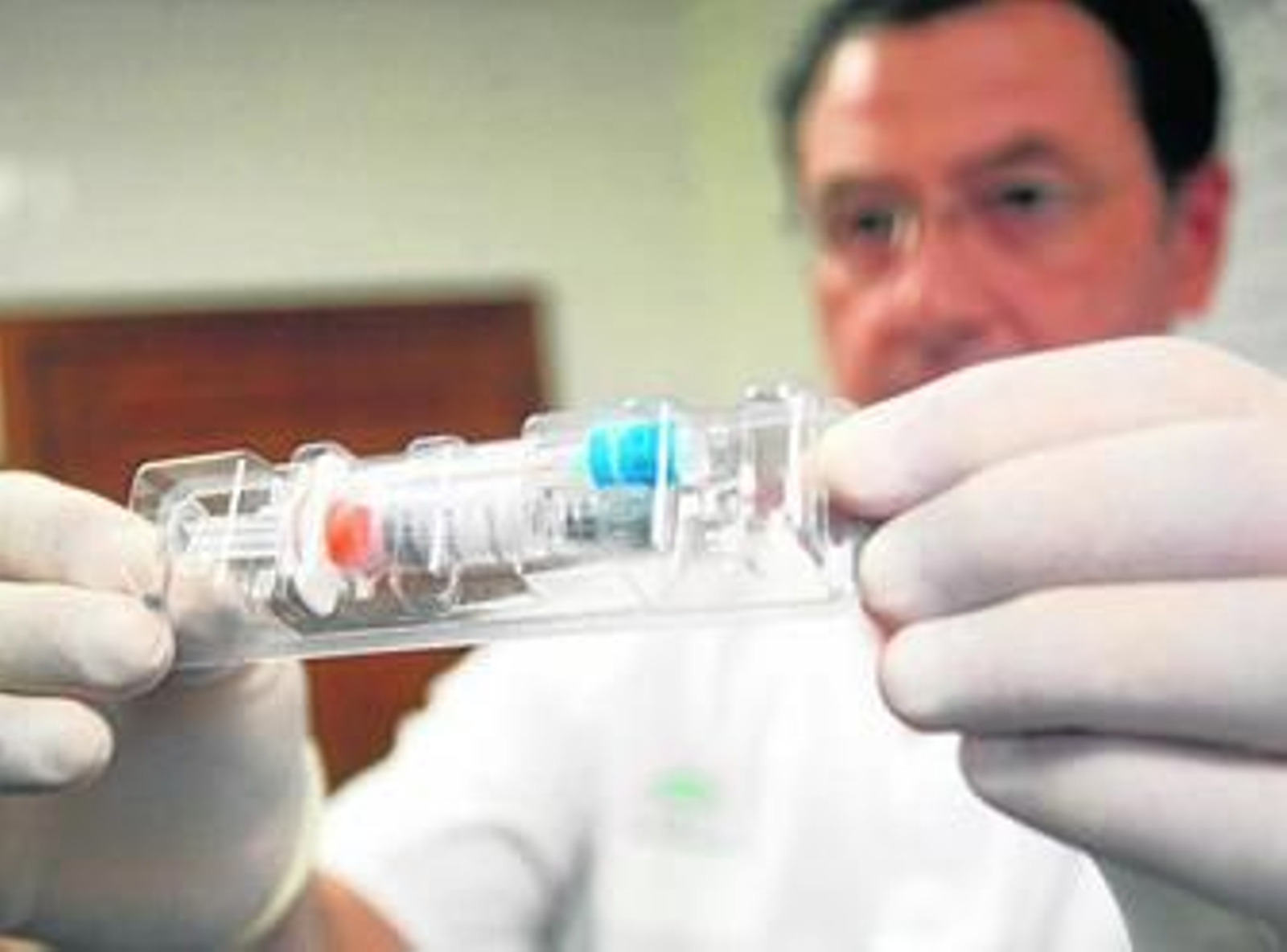 Un médico sostiene una de las dosis de la vacuna.