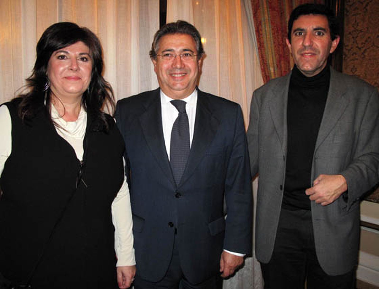 Luisa Chaguaceda, secretaria general de AES; Juan Ignacio Zoido, portavoz municipal del Partido Popular, y Enrique Rodríguez Contreras, director de Turismo de la Diputación.

Foto: Victoria Ramírez