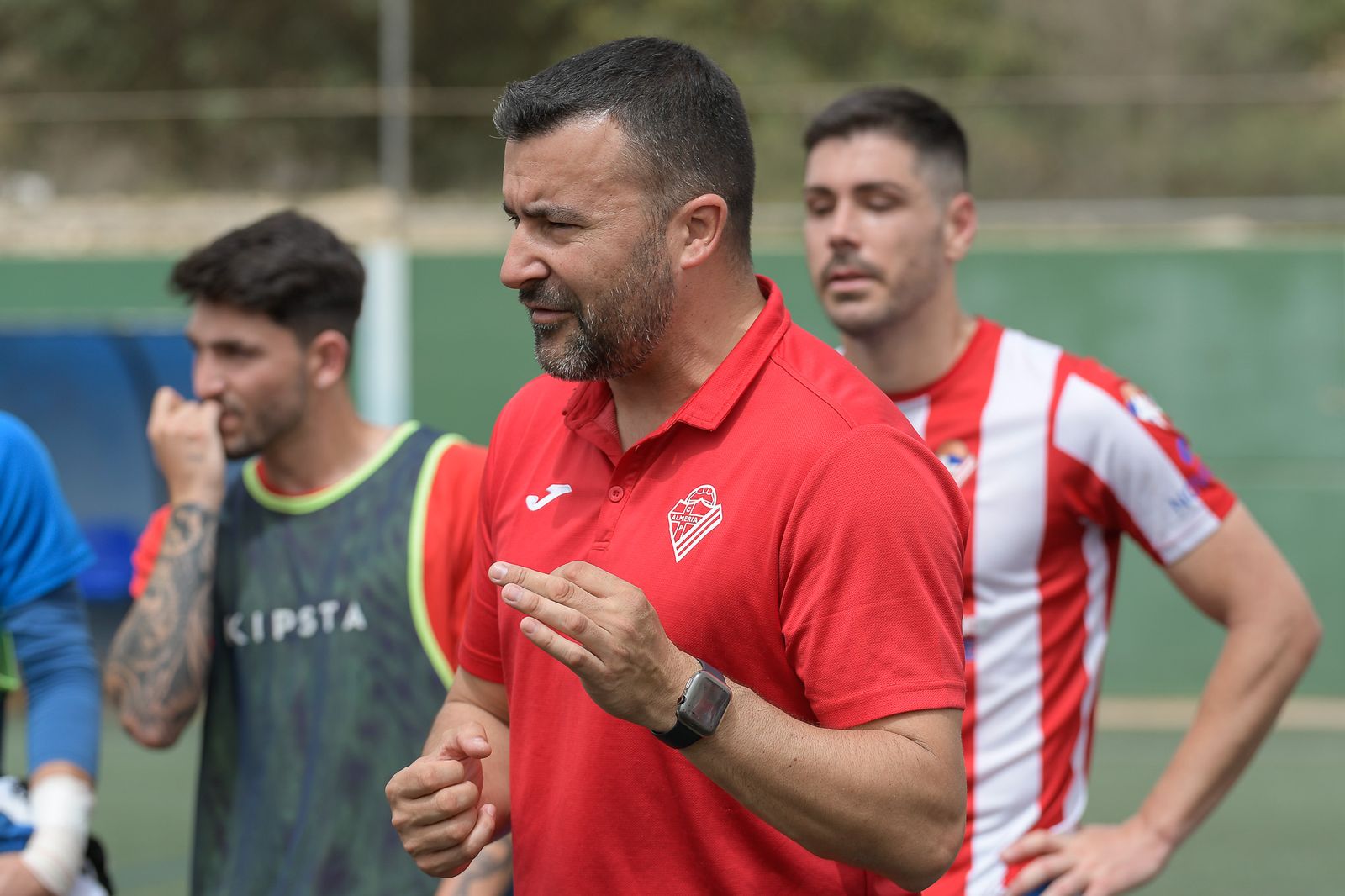 Carlos Hinojo durante una charla al término de un partido de su anterior etapa al frente de los rojiblancos.