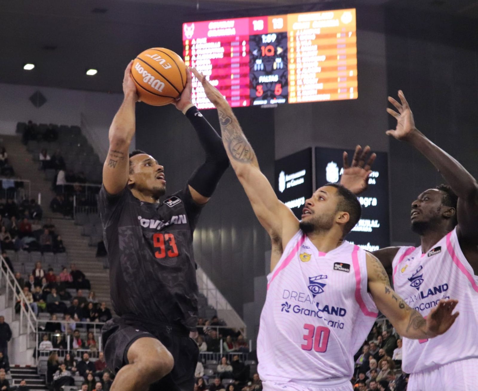 Intento de canasta de Howard en una acción del choque