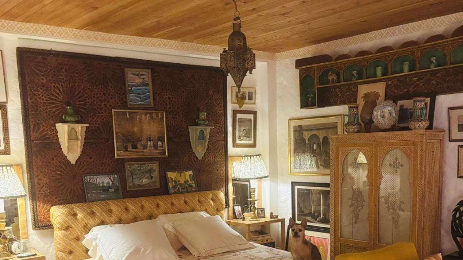 Un antiguo techo de madera moruno ornamenta una de las paredes del dormitorio principal.