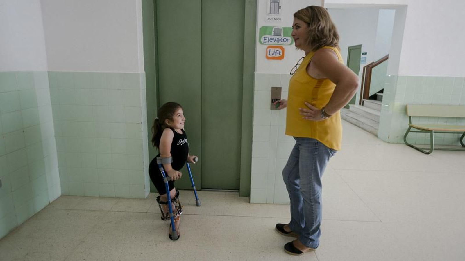 Esperando el ascensor para subir a clase.